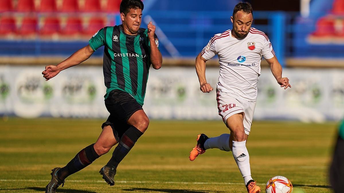 Cristo, jugador del Llerenense, a la derecha