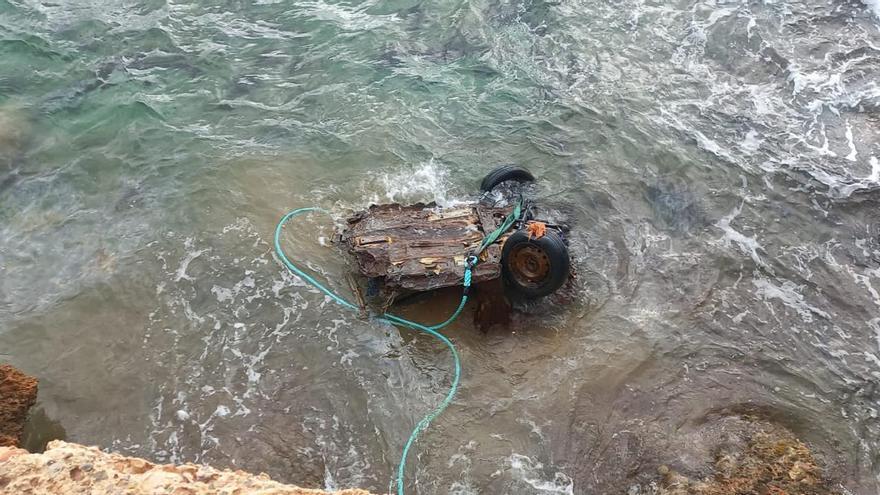 Sant Josep retira de la costa una patera abandonada y un vehículo despeñado