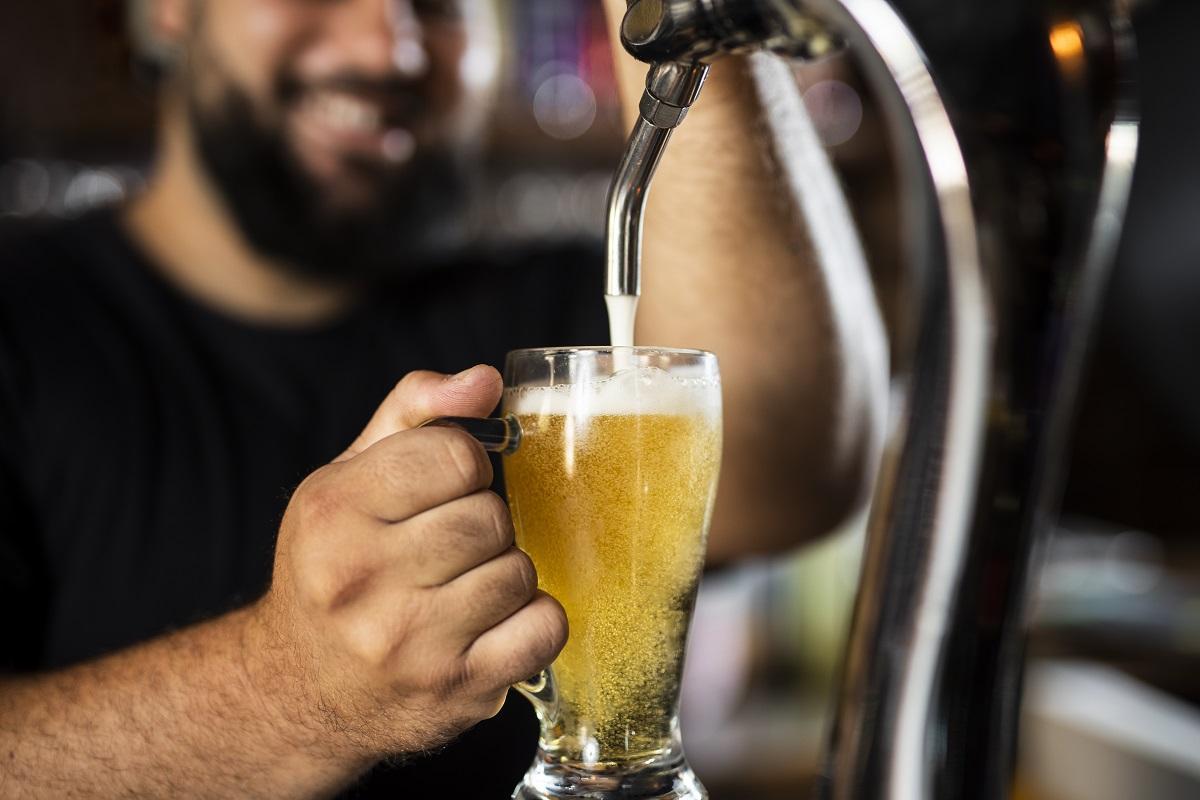 La cerveza es la bebida que más favorece el depósito del ácido úrico.