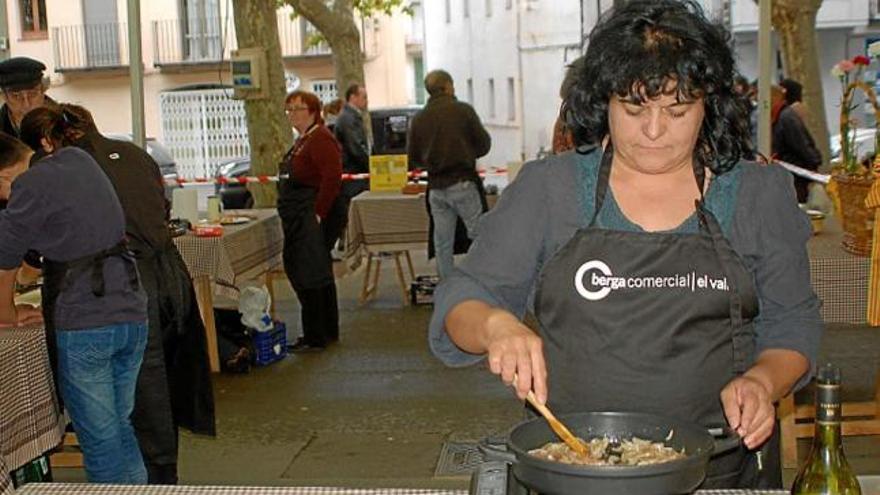 Els participants del concurs van fer els plats al passeig de la Indústria