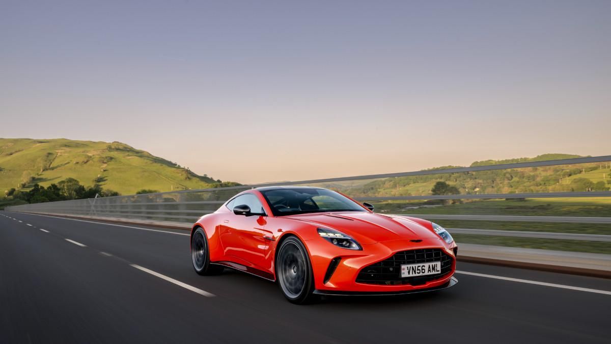 En Snowdonia la música suena mejor conduciendo un Aston Martin