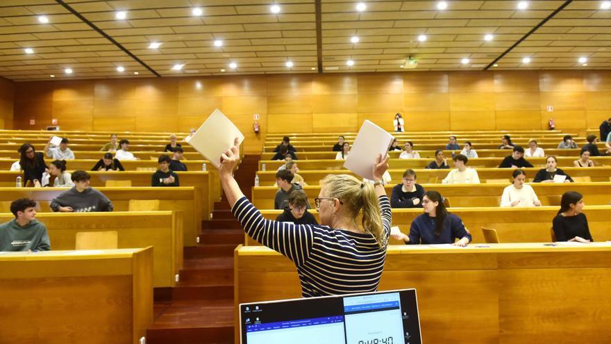 Comienza la selectividad en A Coruña: rosarios, apuntes en mano y últimas colas para ir al baño