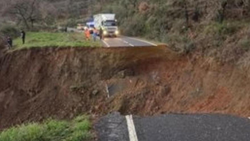 Un gran socavón corta al tráfico la carretera CC-428 de Berzocana a Logrosán