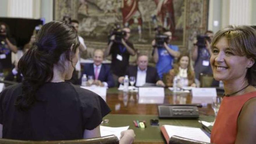 La ministra Isabel García Tejerina presidió la reunión de distribuidores, industria y productores . // Efe / Zipi