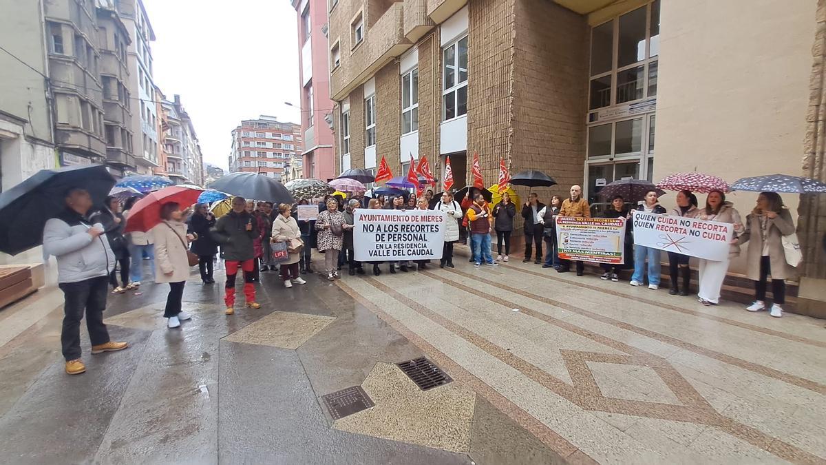 Participantes en la protesta, frente al centro residencial.