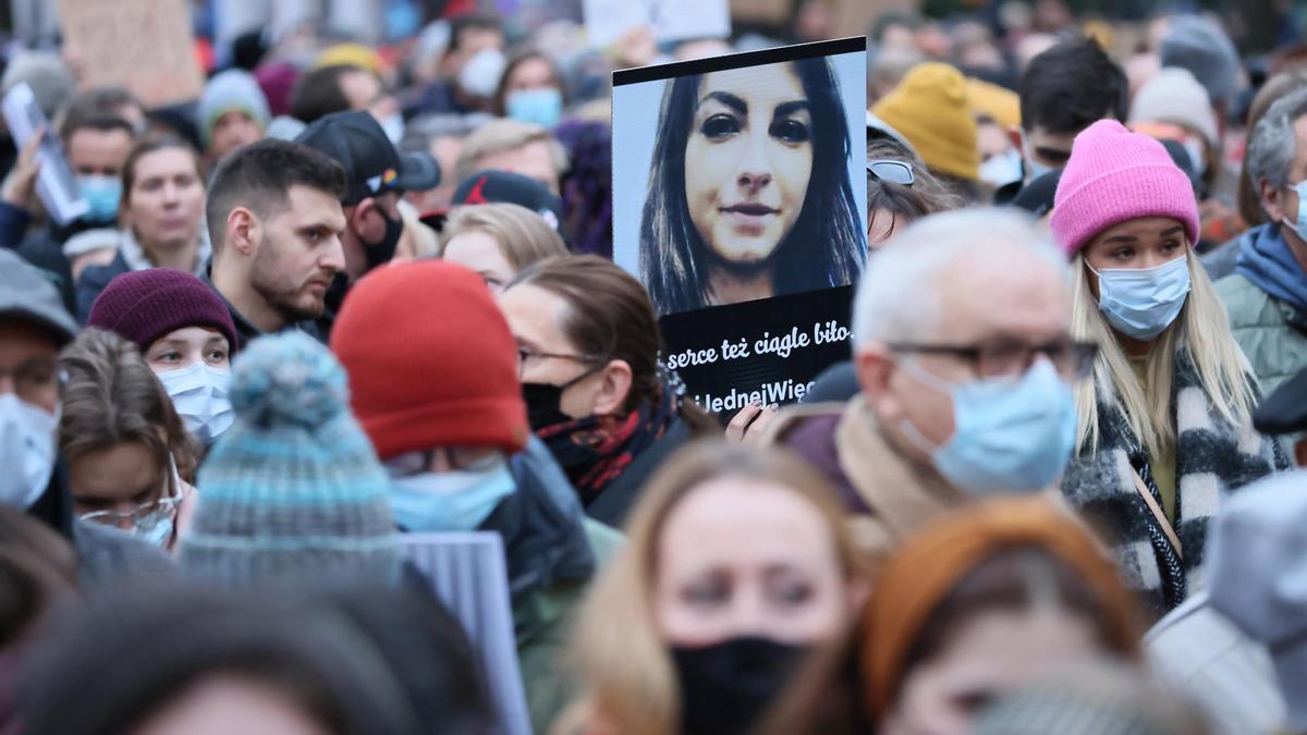 Miles de personas se manifestaron en Varsovia con la imagen de la mujer.