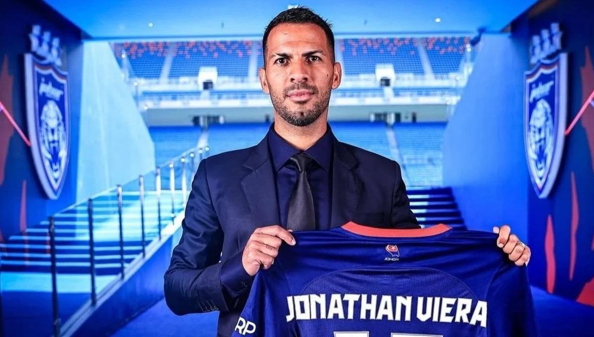 Jonathan Viera posa con la elástica del Johor de Malasia.
