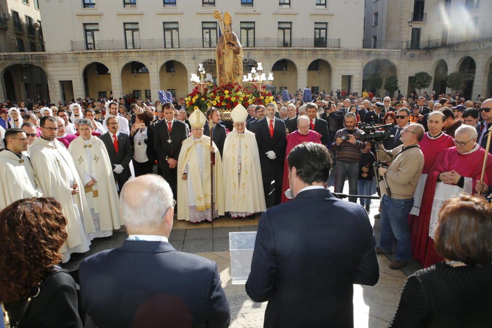 La Concatedral ha acogido hoy la solemne misa, presidida por el obispo Jesús Murgui, con motivo de San Nicolás, patrón de Alicante, según la organización.