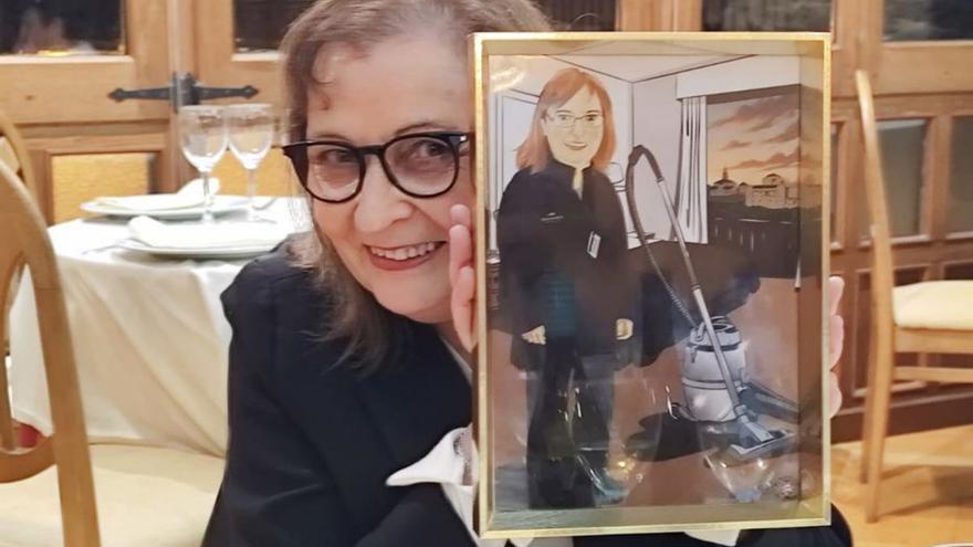 Josefina Álvarez con su viñeta del dibujante Miguel el día del homenaje. | CEDIDA