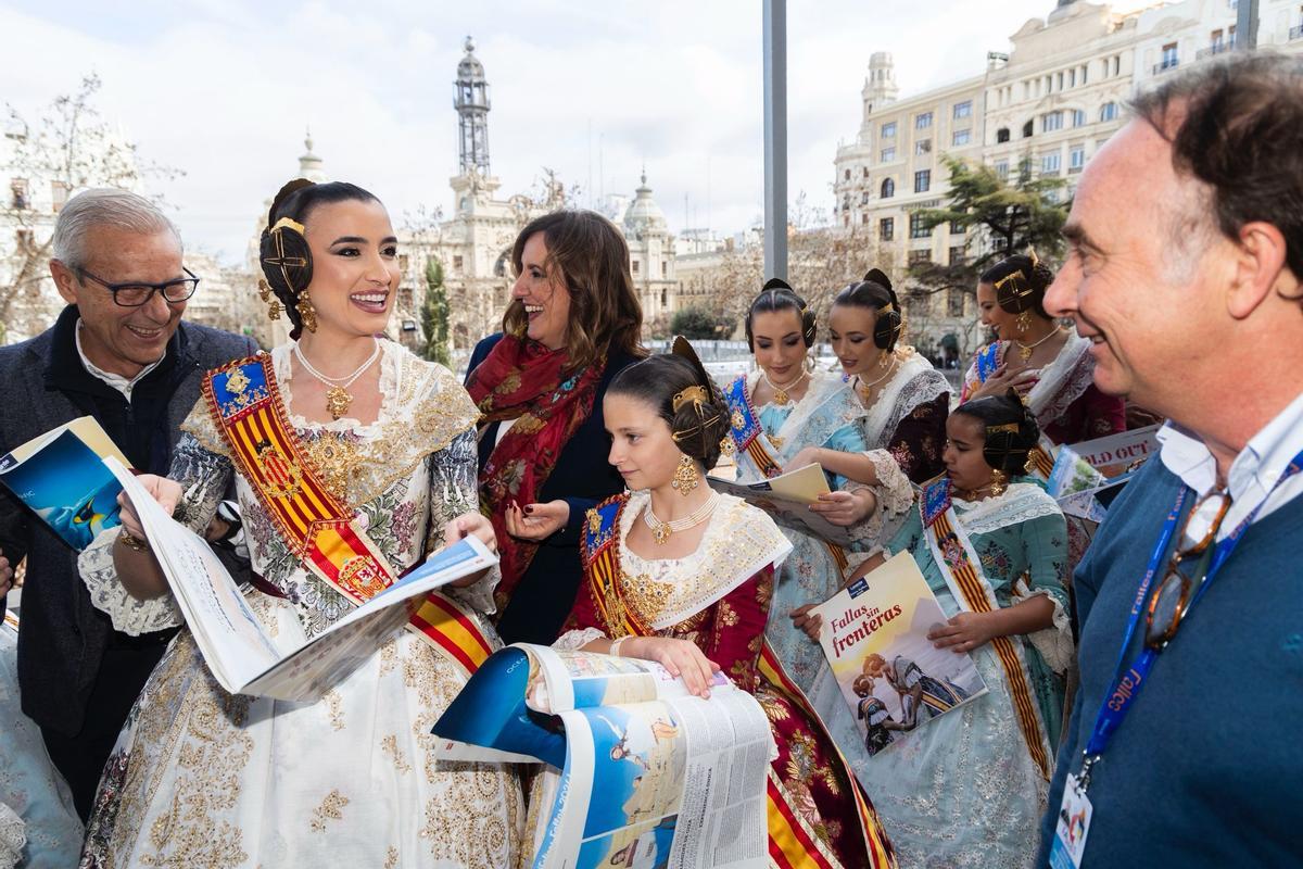 Moisñes Domínguez conversa con la fallera mayor, Carmen Prades, y la alcaldesa, Marúa José Catalá.