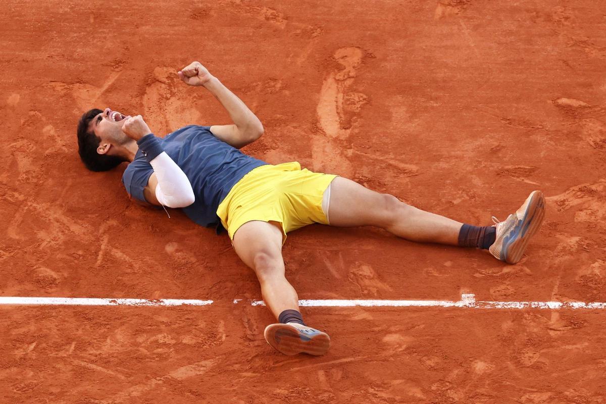 Alcaraz celebra el título de Roland Garros.