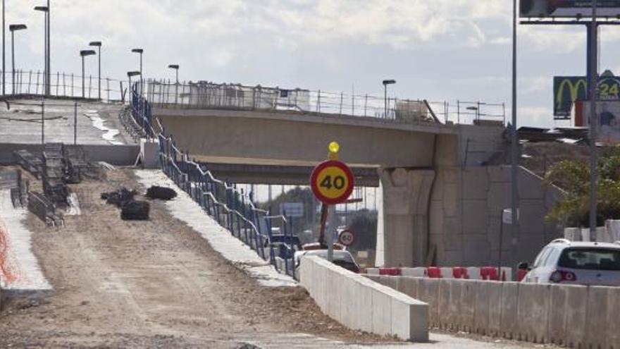 Uno de los puentes que dará acceso a la tienda de Alfafar.