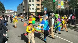 Un gran desfile de disfraces llena de color la ciudad de Coria  de la mano de 1.100 escolares