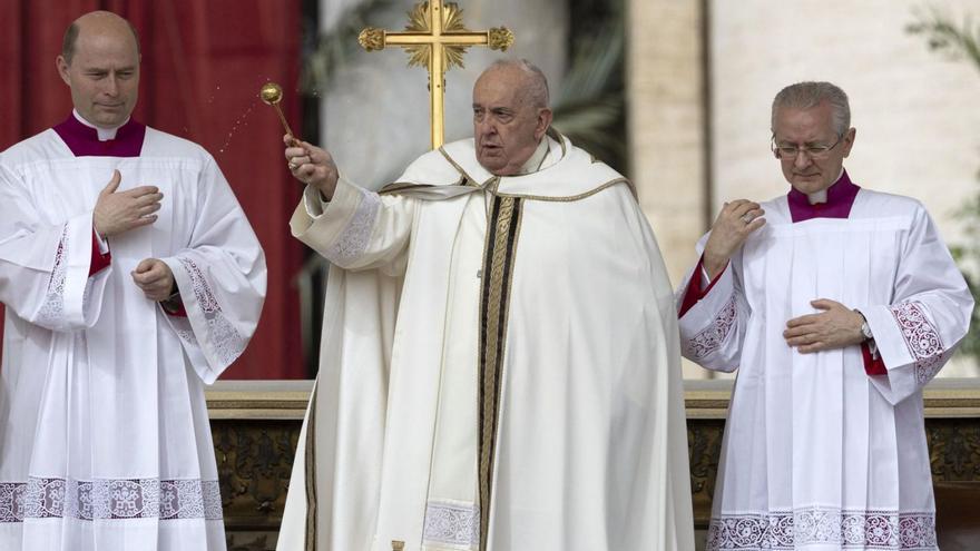 El papa Francisco dirige la Misa de Pascua, ayer, en el Vaticano. |  // MASSIMO PERCOSSI/EFE