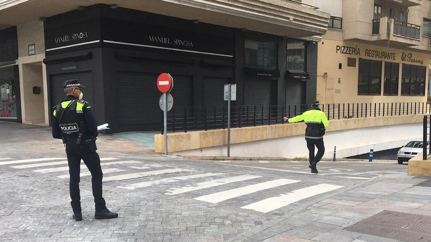 Dos policías regulan el tráfico en el centro urbano de Marbella.