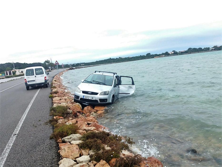 Dos coches caen al agua en s'Estany Pudent