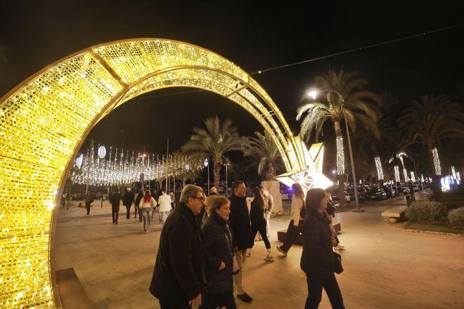 El nuevo Paseo Marítimo enciende las luces de Navidad