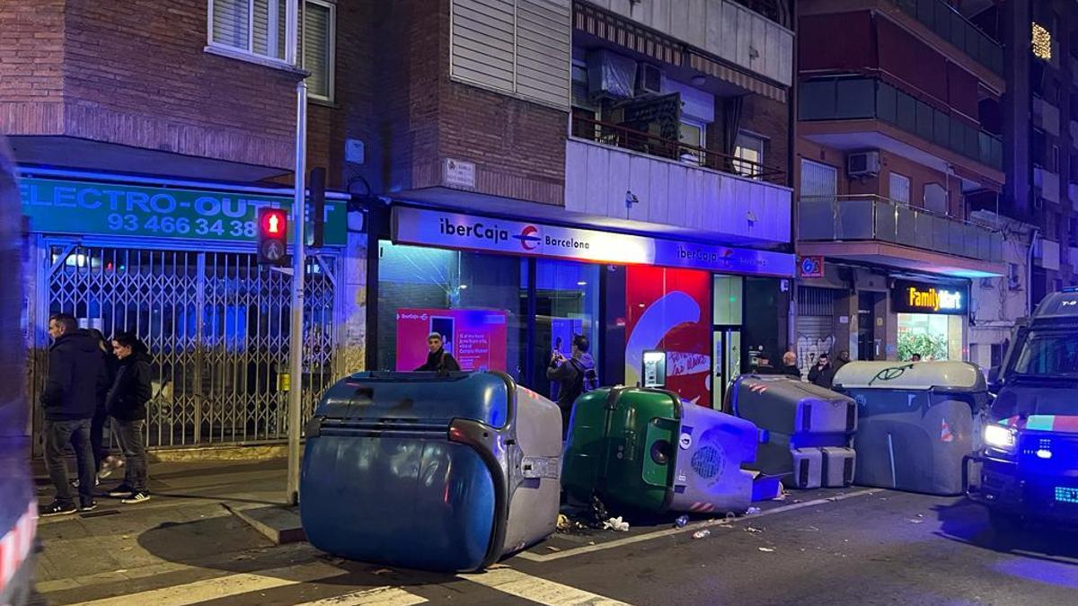 Contenedores tumbados en el centro de Santa Coloma durante la protesta por la desocupación del Estudi 9