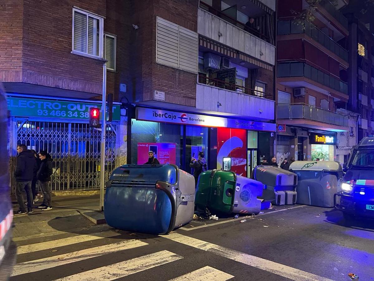 Contenedores tumbados en el centro de Santa Coloma durante la protesta por la desocupación del Estudi 9