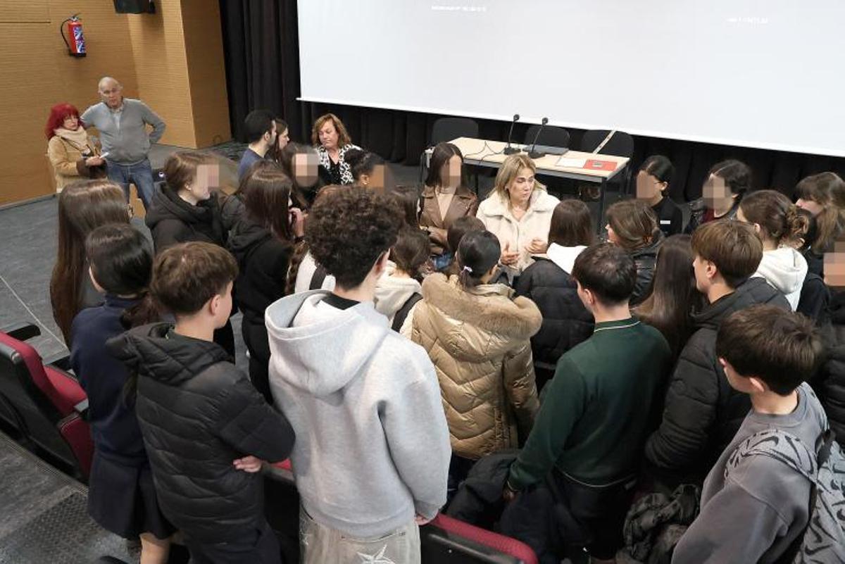 Marisol Burón, rodeada de los adolescentes, tras la charla impartida en la Casa de la Cultura de Puçol.