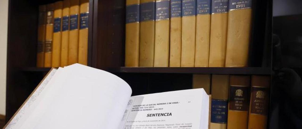 Libros con sentencias antiguas de los juzgados de Vigo, que sí irán a la Ciudad de la Justicia. |   // A. VILLAR