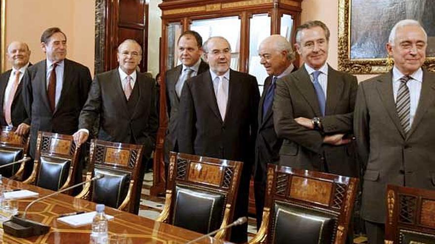 De izquierda a derecha, Juan Ramón Quintás, Matías Rodríguez, Isidro Fainé, David Vegara, Pedro Solbes, Francisco González, Miguel Blesa y Miguel Martín, en Madrid.