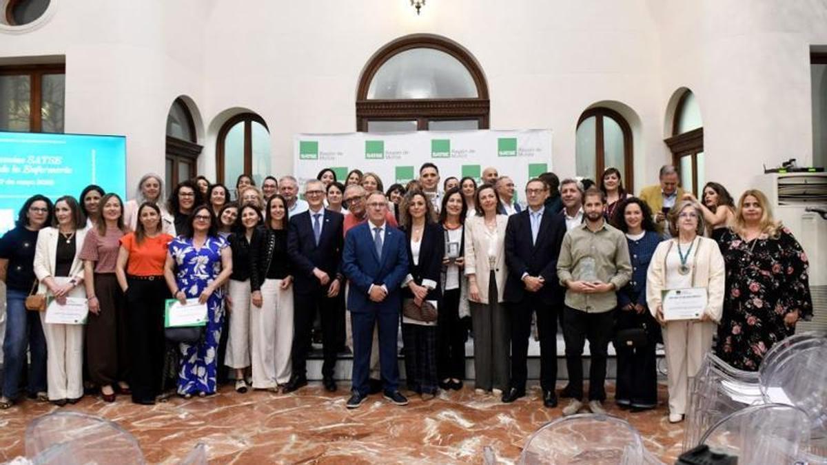 Foto de grupo de los premiados por el Sindicato de Enfermería Satse Murcia