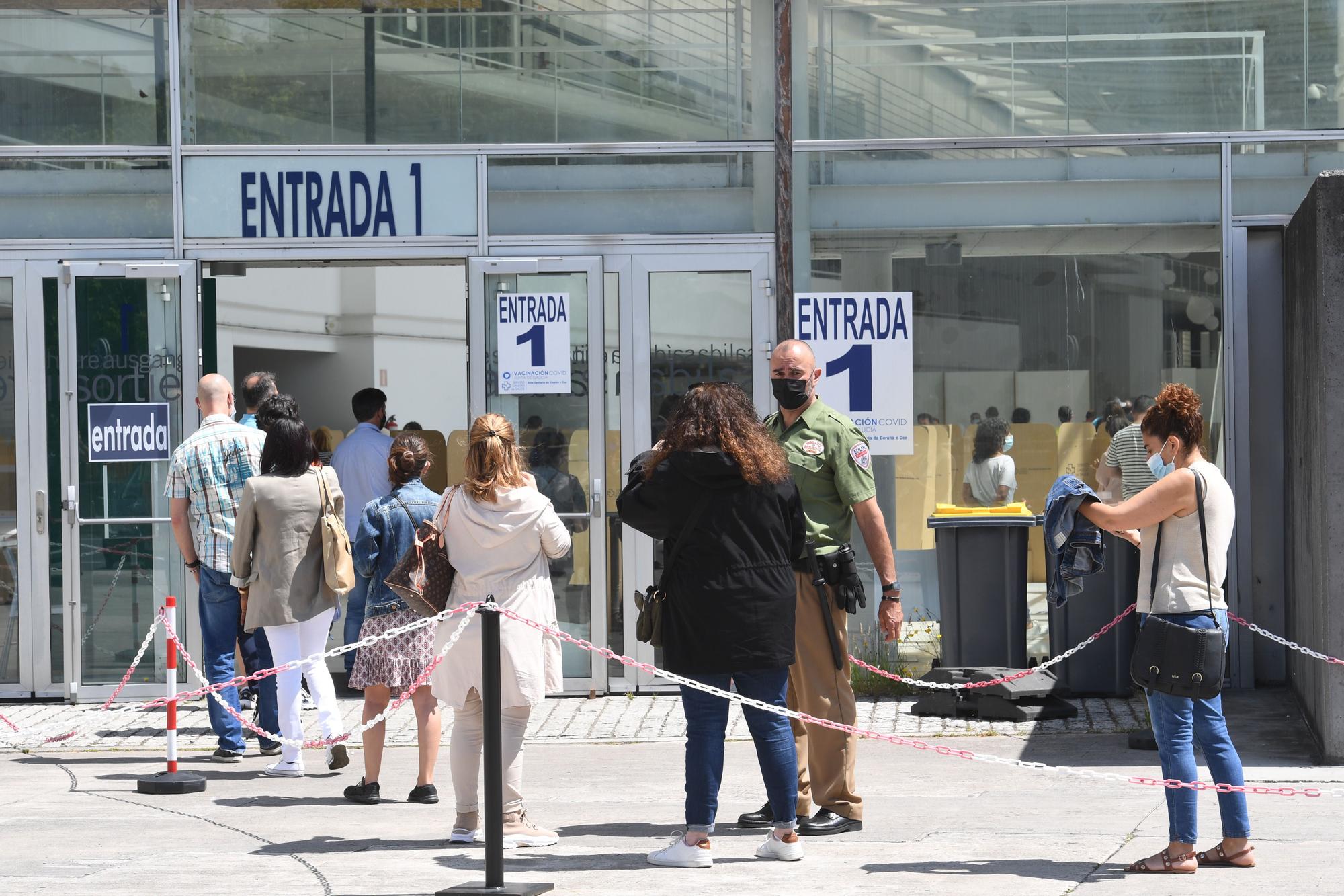 Colas en Expocoruña para vacunar a los nacidos en 1971