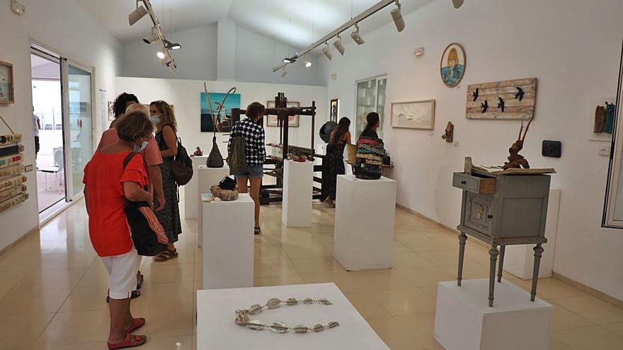 Numeroso público acudió a la inauguración de la muestra de artesanía.