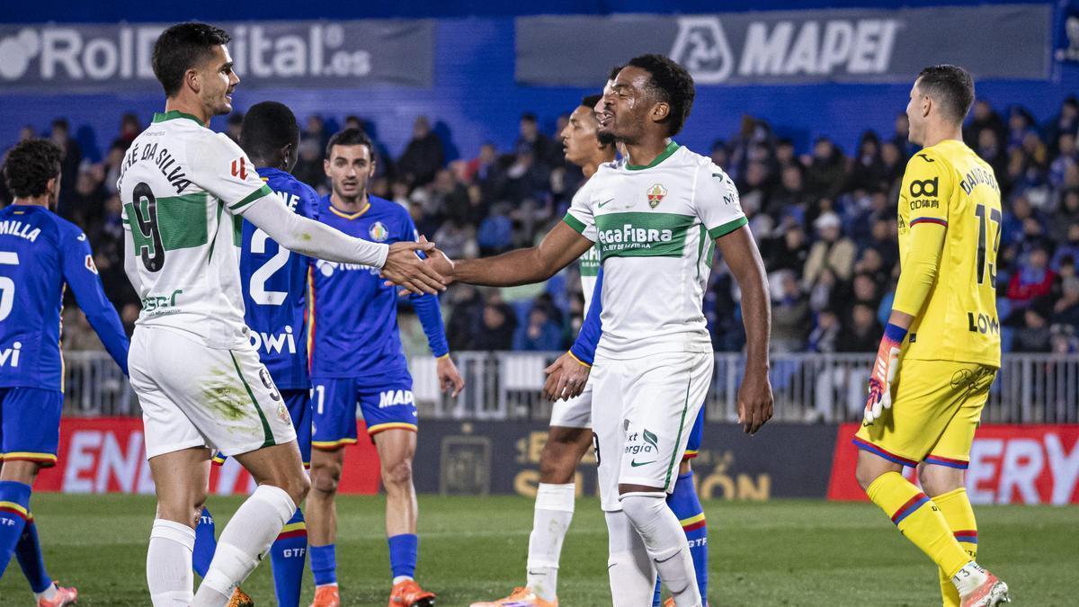 André Silva y Grady Diang se felicitan tras una ocasión del partido entre Elche y Getafe de la primera vuelta.