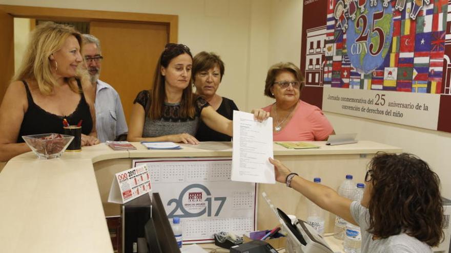 Los vecinos, esta mañana, entregando su petición ante el Síndic