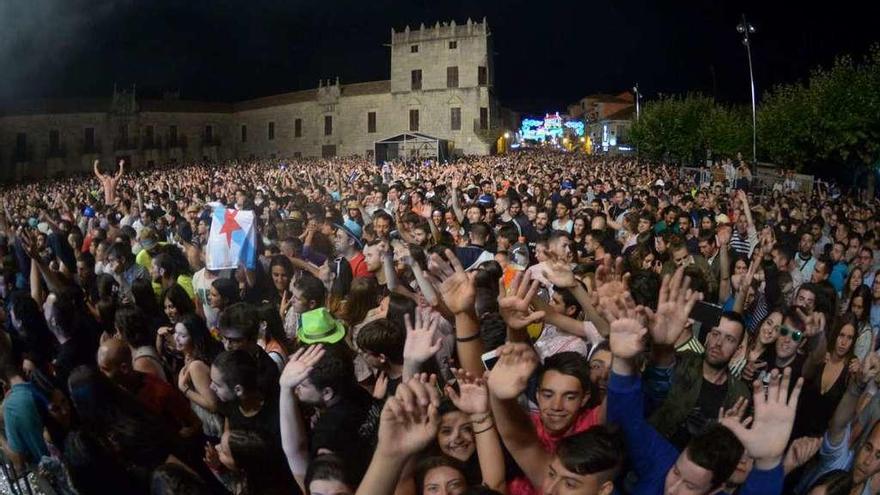 La plaza de Fefiñáns, abarrotada de público el día del concierto de Heredeiros da Crus, el año pasado. // Noé Parga