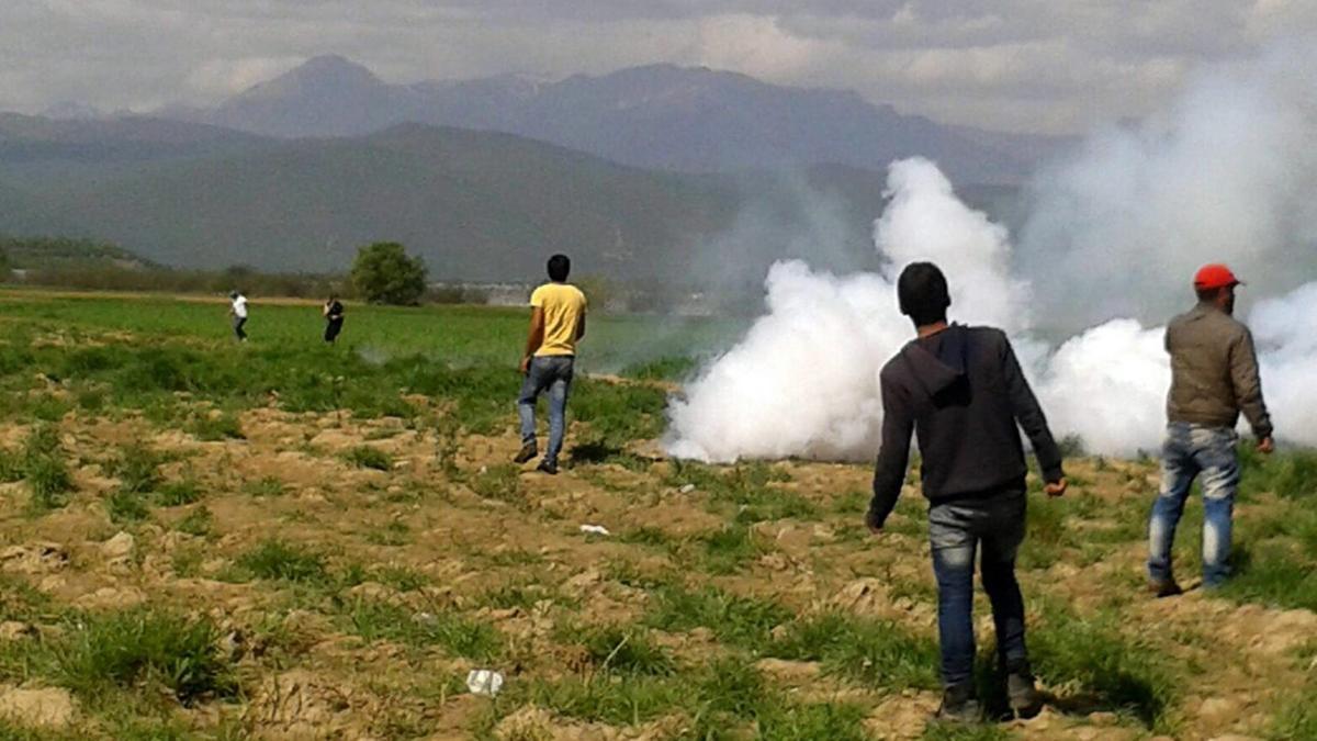 La guardia fronteriza macedonia lanza gases lacrimógenos contra los refugiados que intentaban cruzar la frontera, este domingo.