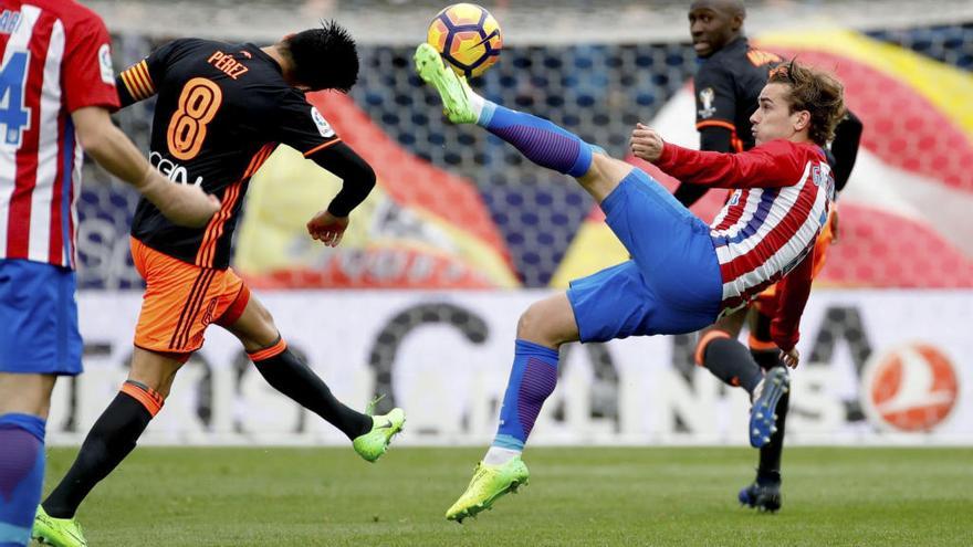 Griezmann le pega al balón de tijera contra el Valencia CF.