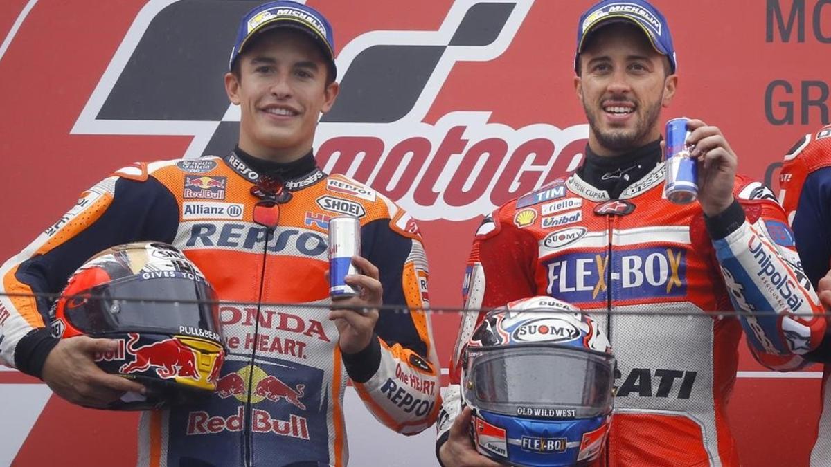 Marc Márquez y Andrea Dovizioso, en el podio de Motegi (Japón).