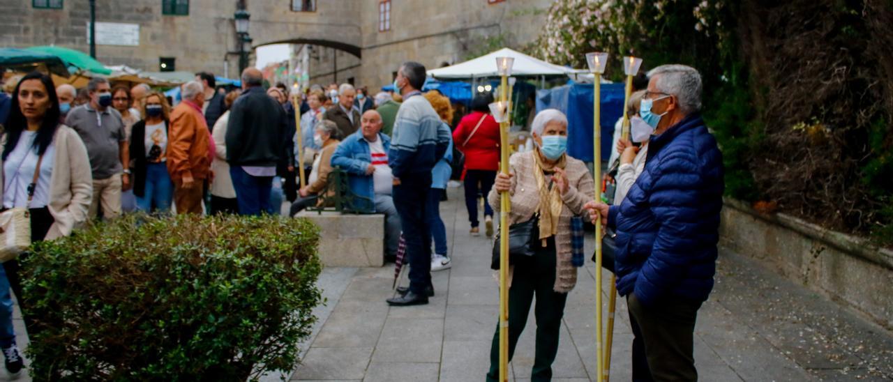 Devotos en el exterior del convento donde se venera a Santa Rita