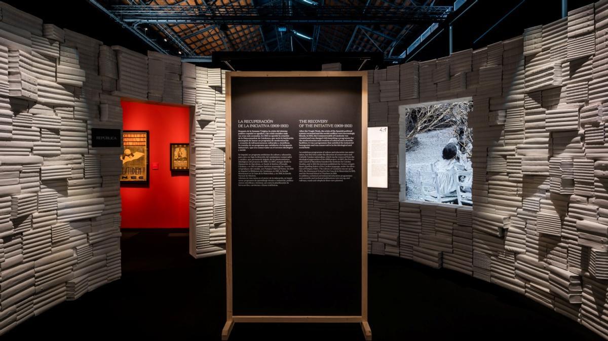 Las paredes repletas de libros, símbolo de la cultura, recuerdan el nacimiento de las vescuelas renovadoras.