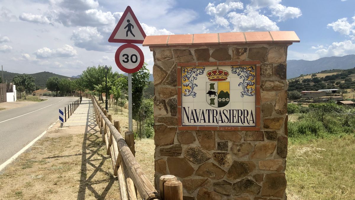 Navatrasierra: Entrada a la localidad.