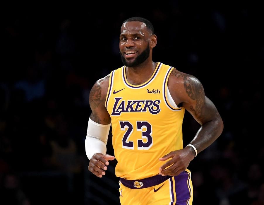 El alero LeBron James vivió su primera noche de superestrella en el Staples Center ante los seguidores de los Lakers de Los Ángeles.