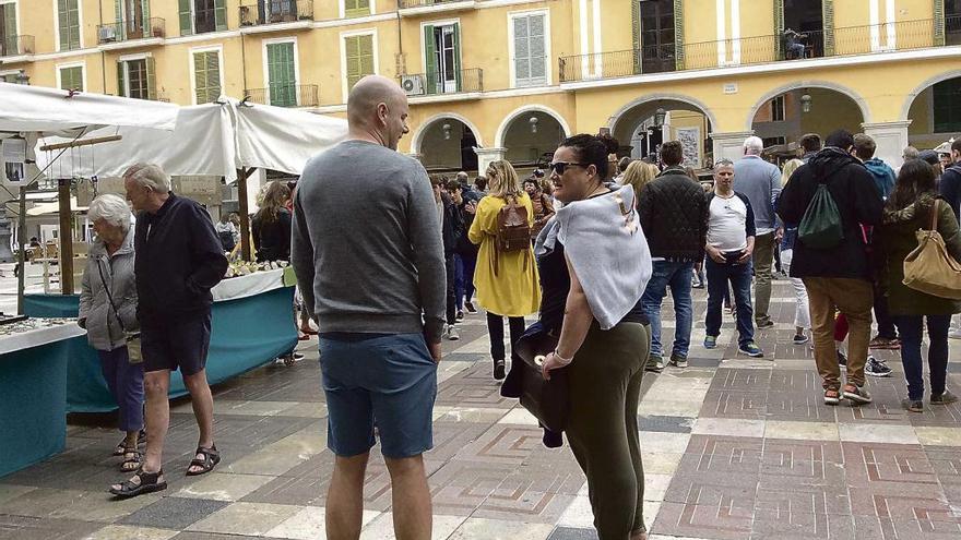 Imagen de la Plaza Major con los artesanos colocados de cara al público.