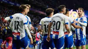 Los jugadores del Espanyol celebran un gol