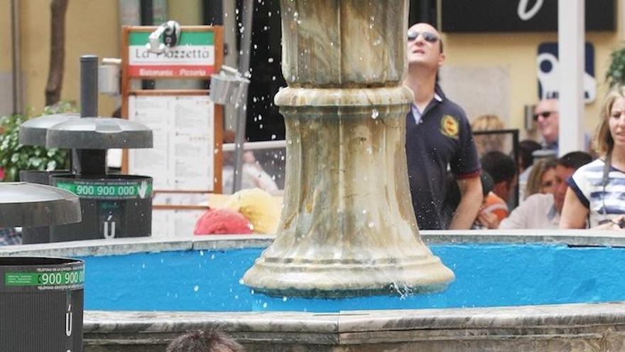 Dos turistas, en la plaza del Obispo, en pantalones cortos durante esta pasada semana, gracias al espectacular tiempo del que disfrutó la provincia durante la Semana Santa.