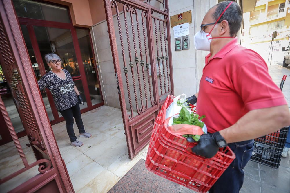 Agricultores y mercaderes venden a domicilio el género que cultivan y que compran tras la suspensión de la venta ambulante, que tiene previsto su reanudación desde el 30 de abril