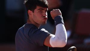 Carlos Alcaraz celebra un punto ante Sinner en la semifinal de Ronald Garros.