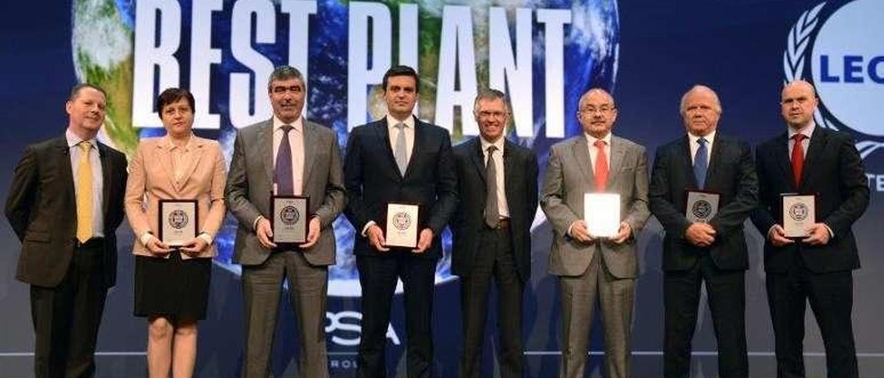 Excelente por tercer año consecutivo | Snop Nigrán está en racha. Por tercer año consecutivo, el Grupo PSA la ha reconocido como mejor planta proveedora, distinción que solo comparten otras cinco fábricas en España, Portugal, Eslovaquia y Rumanía. El director del centro, Jorge Quintas (en la foto, 3d.), participó en mayo en la duodécima ceremonia del Trofeo de Proveedores de PSA en París, y recibió el galardón de manos de su presidente, Carlos Tavares.