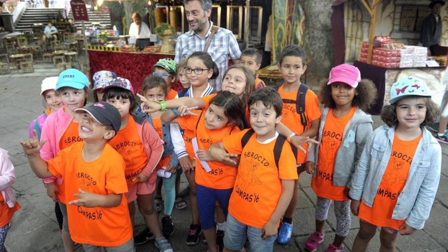 El alcalde, con niños de un campamento de verano en la Feira das Marabillas 2016.