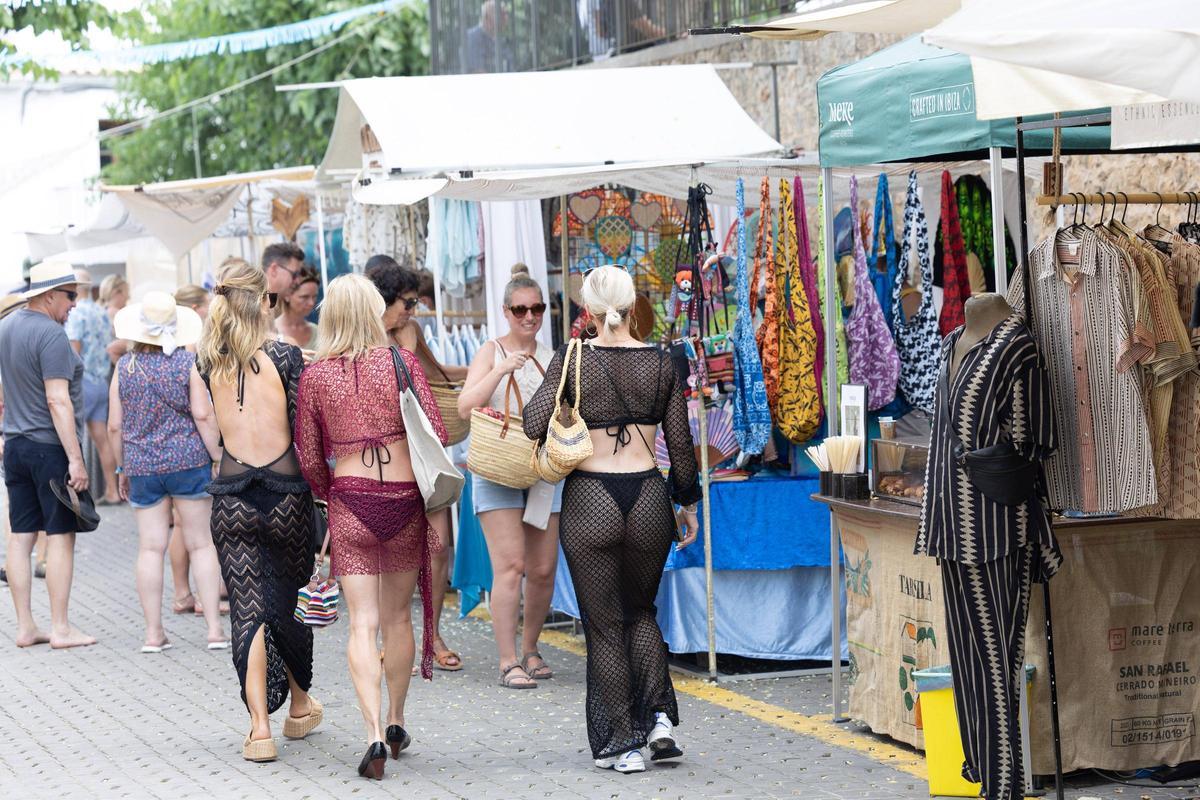 Galería: el mercadillo de Sant Joan en plena temporada de verano