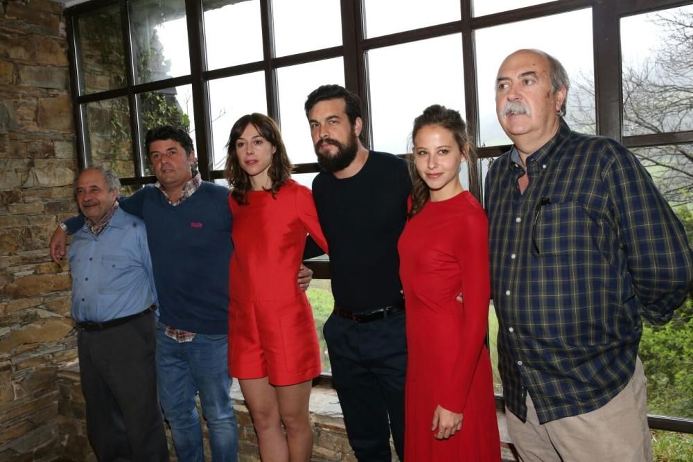 El elenco de la película "Bajo la piel de lobo" se reune en La Rectoral de Taramundi