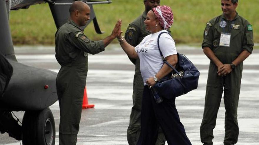 La mediadora Piedad Córdoba sube al helicóptero que recogerá a los rehenes.