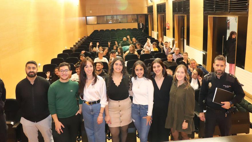 Participantes en el primer encuentro de estudiantes gitanos, celebrado ayer en el Marcos Valcárcel de Ourense. |  // FERNANDO CASANOVA